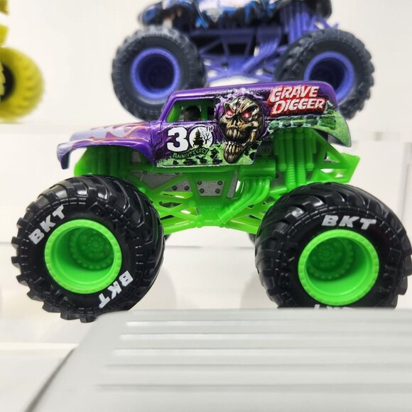 Lot of (6) Monster Jam Monster Trucks 1/64 (m) - Picture 6 of 8